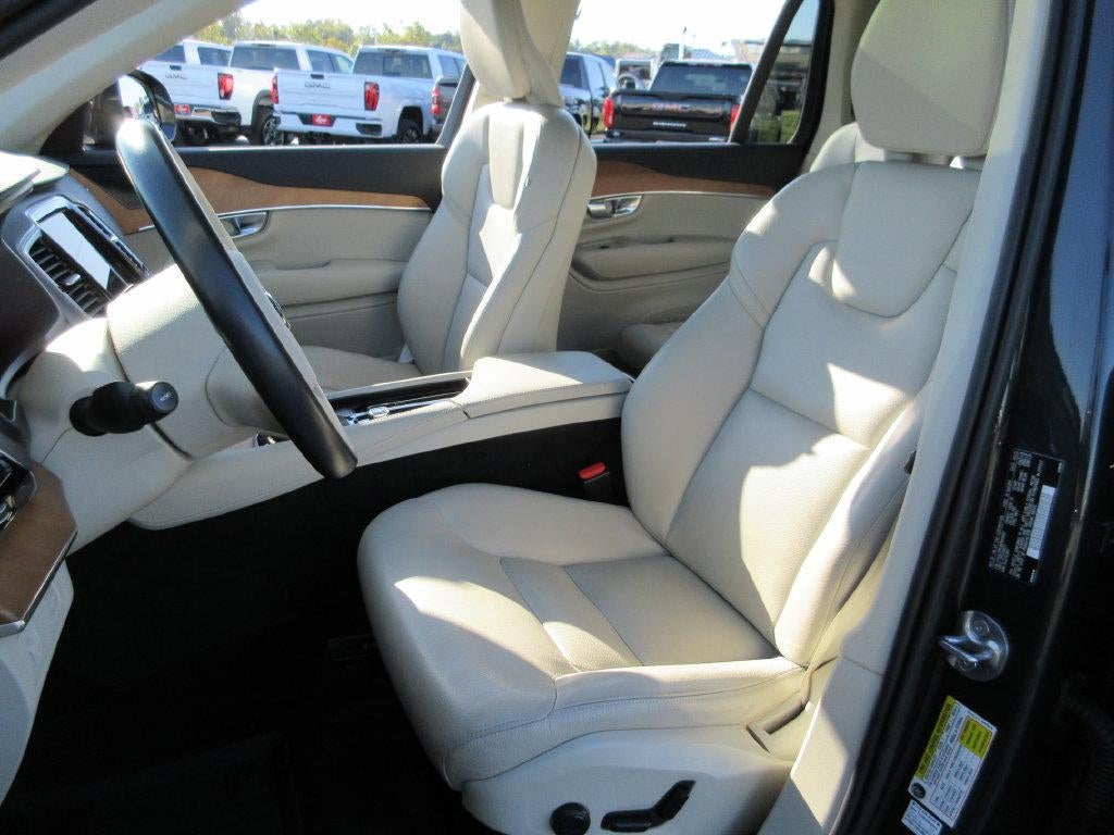 2022 Volvo XC90 T6 Momentum 7 Passenger