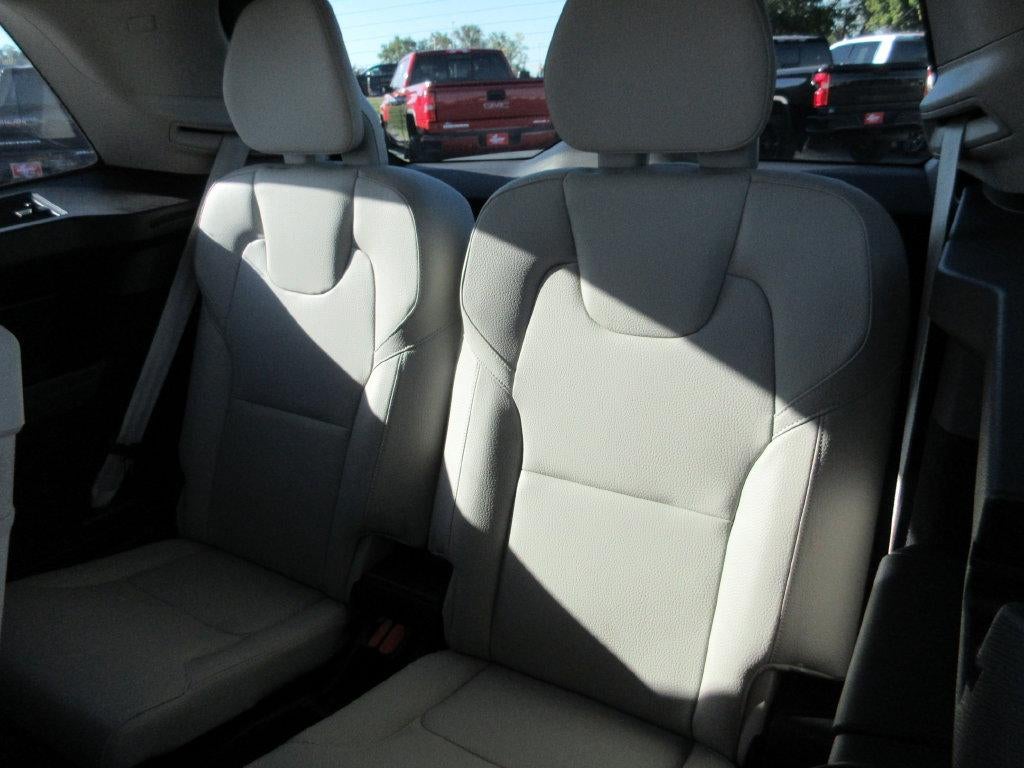 2022 Volvo XC90 T6 Momentum 7 Passenger