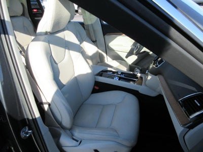 2022 Volvo XC90 T6 Momentum 7 Passenger