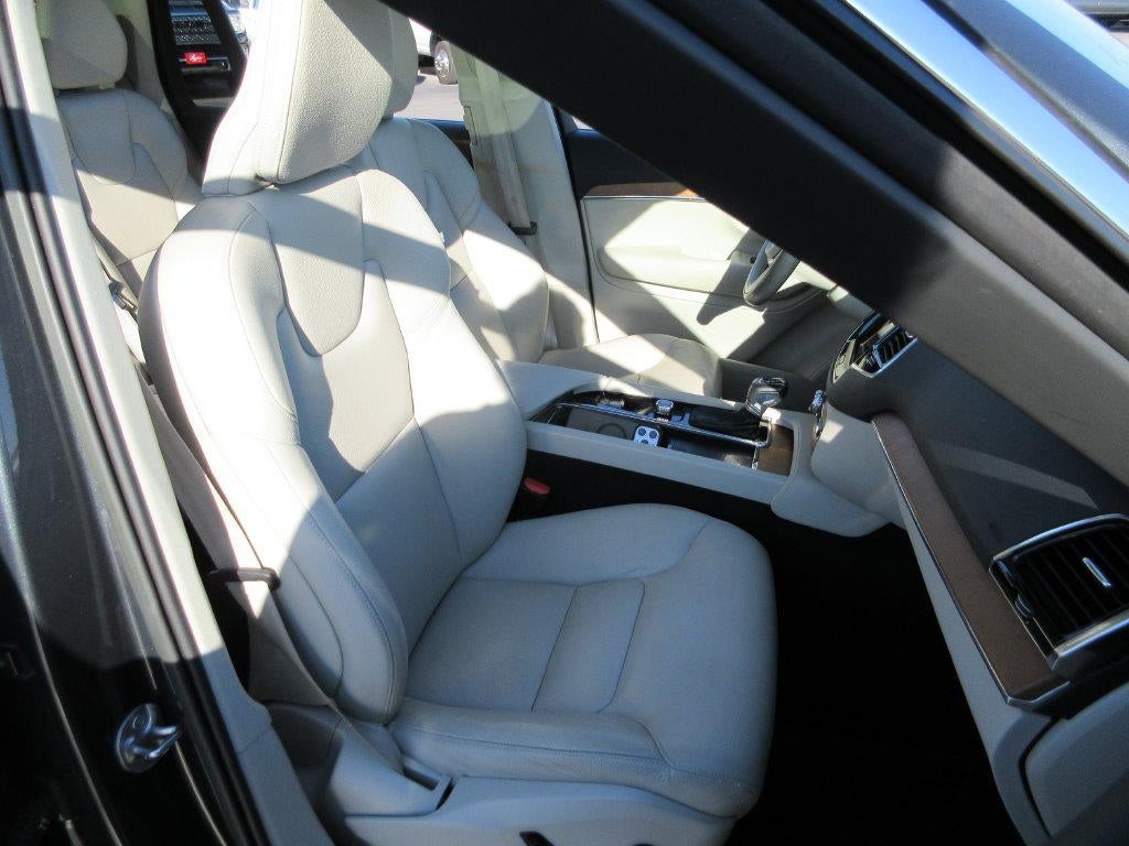 2022 Volvo XC90 T6 Momentum 7 Passenger