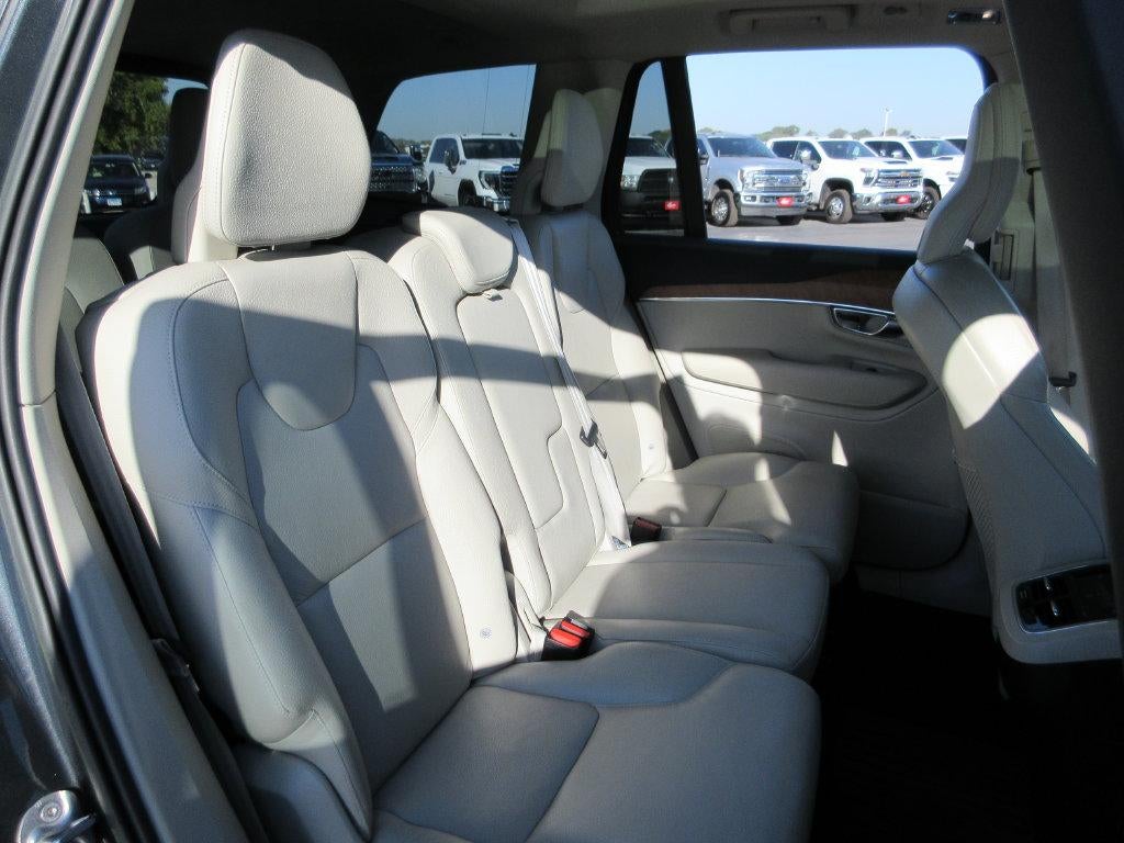 2022 Volvo XC90 T6 Momentum 7 Passenger