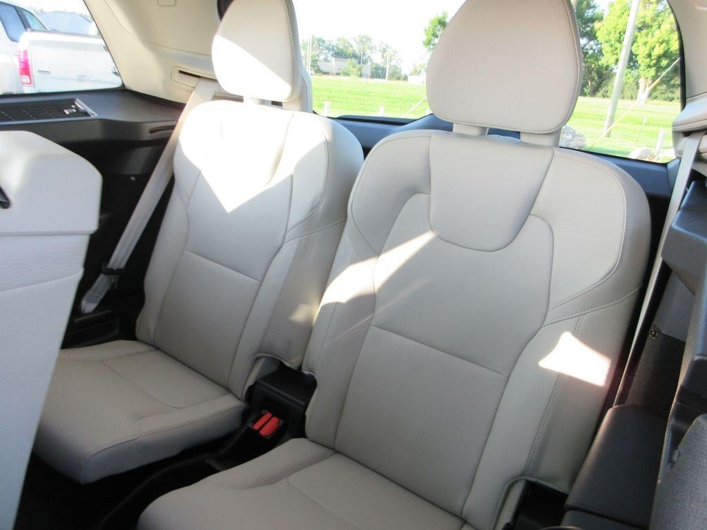 2022 Volvo XC90 T6 Momentum 7 Passenger