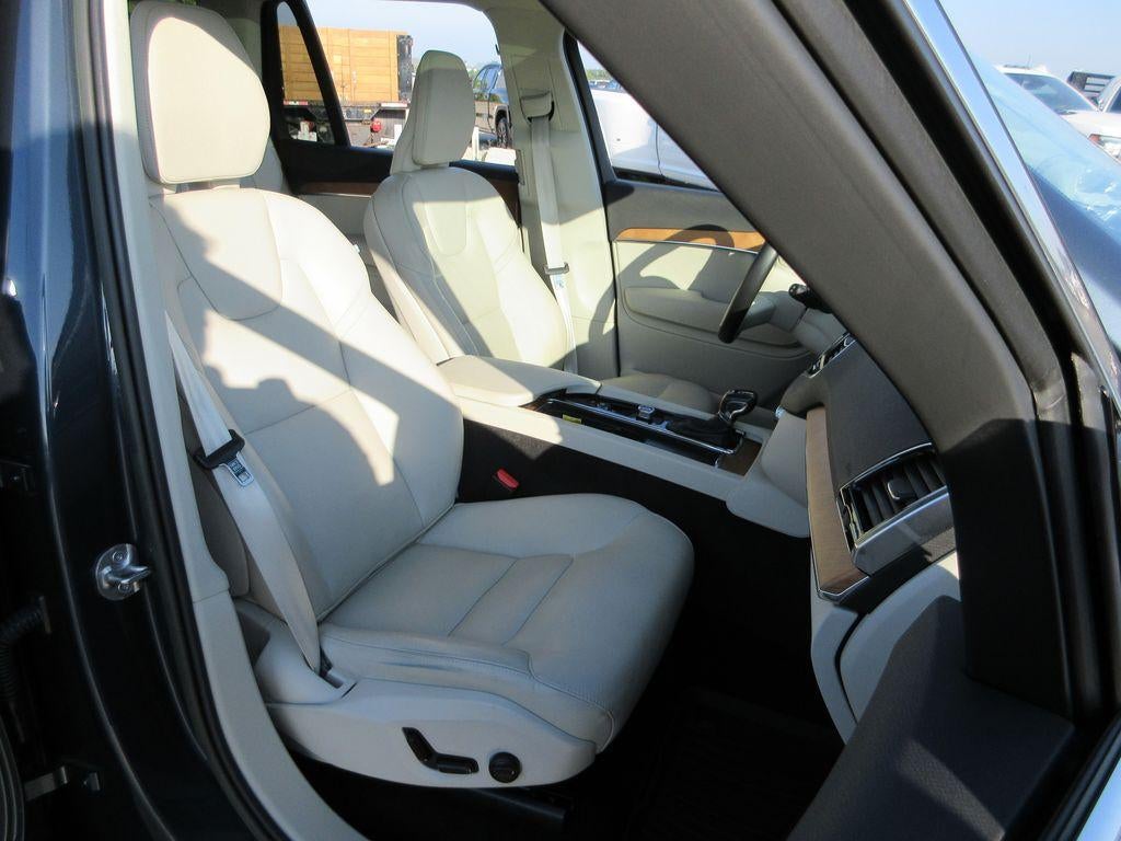 2022 Volvo XC90 T6 Momentum 7 Passenger