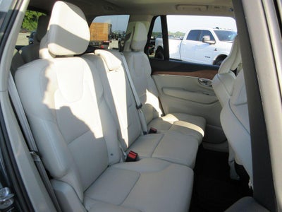 2022 Volvo XC90 T6 Momentum 7 Passenger