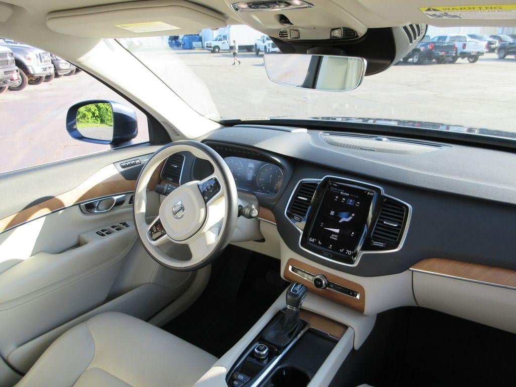2022 Volvo XC90 T6 Momentum 7 Passenger