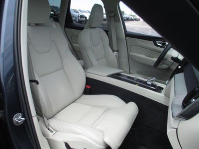2024 Volvo XC60 Recharge Plug-In Hybrid T8 Ultimate Dark Theme